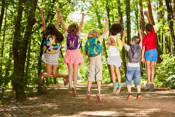 Fototapeta Gruppe Kinder mit Rucksäcken in der Natur obraz