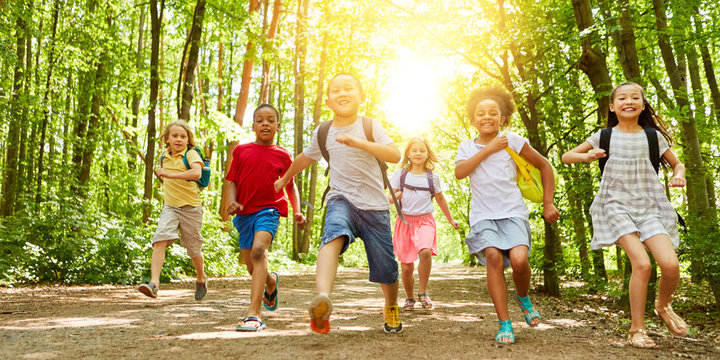 Kinder laufen zusammen zum Sommercamp