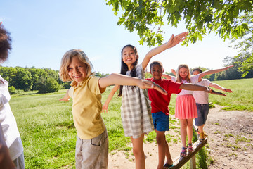 Fototapeta premium Kinder balancieren im Park im Sommer