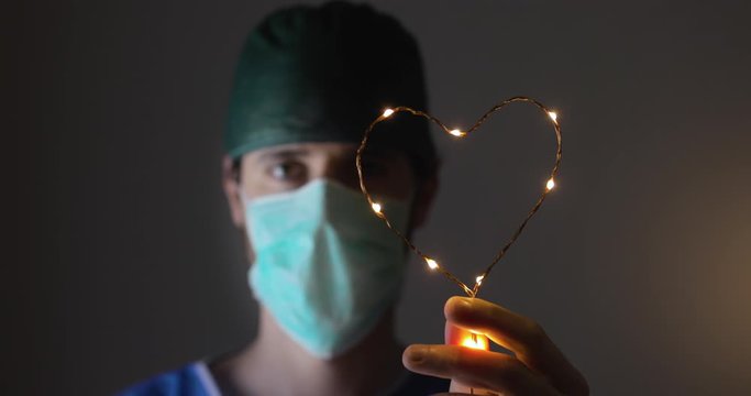 Giovane recluta infermiere in Italia mostra un cuore luminoso alla popolazione. Lotta sanitaria contro il covdi-19, coronavirus. 