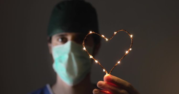 Medico tiene un cuore in mano in segno di lotta al Coronavirus covid-19. 
