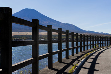 Obraz premium 山中湖と富士山