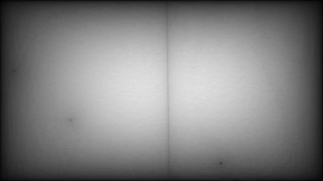 Schermo bianco e pellicola in bianco e nero. Vecchio stile