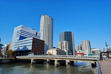 Obraz premium 大阪 ほたるまちの高層ビル 堂島川にかかる玉江橋