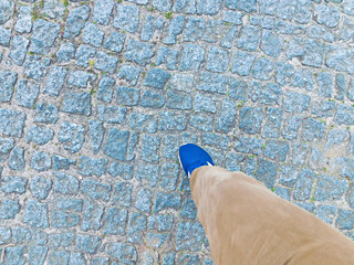 Schritt f&uuml;r Schritt auf dem Pflastersteinen