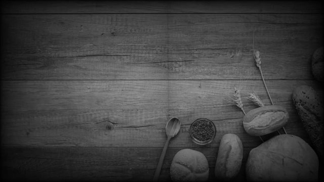 Vecchio filmato, tavola con pane e cucchiaio di legno. Vintage