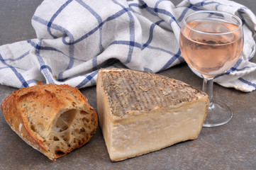 Tomme de Savoie avec un verre de rosé et du pain