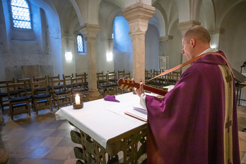 Priester feiert alleine Gottesdienst