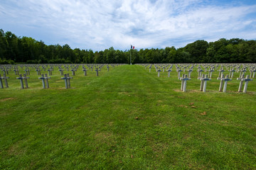 Fototapeta na wymiar Soldatenfriedhof aus dem 1. Weltkrieg in Saint-Thomas-en-Argonne/Frankreich nahe Verdun