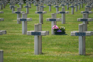 Soldatenfriedhof aus dem 1. Weltkrieg in Saint-Thomas-en-Argonne/Frankreich nahe Verdun