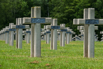 Soldatenfriedhof aus dem 1. Weltkrieg in Saint-Thomas-en-Argonne/Frankreich nahe Verdun