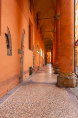 Bologna centro storico reportage abbandonata antica solitudine medioevo giornata di sole strade...