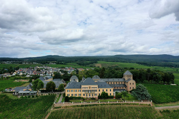 Fototapeta na wymiar Blick von oben auf die Weinberge rund um Johannisberg/Deutschland mit Schloss bei gewittrigem Wetter