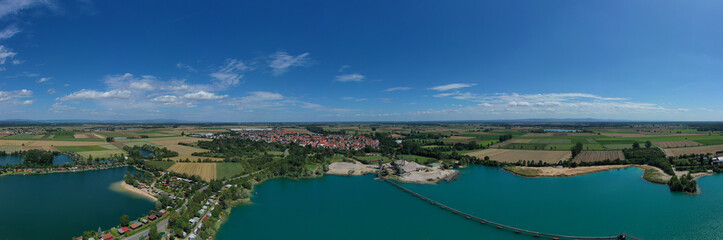 Panorama von oben eines Baggersees im Hessischen Ried/Deutschland