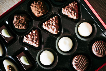 Assortiment de divers chocolats dans une boîte