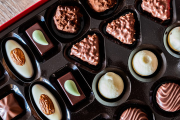 Assortiment de divers chocolats dans une boîte