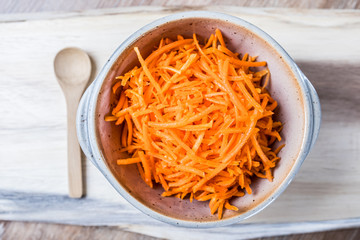 Bol de crudités carottes râpées à l'huile d'olive et citron dans un bol