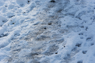 Ścieżka pokryta śniegiem i lodem