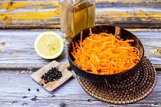 Bol de crudit&eacute;s carottes r&acirc;p&eacute;es &agrave; l'huile d'olive et citron