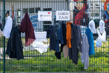 Gabenzaum mit Spenden für Bedürftige und Obdachlose an der Topsstrasse in Berlin-Prenzlauer Berg,...