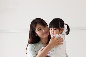 親子　子供　泣き顔