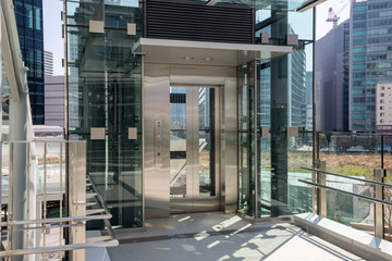 歩道橋のエレベーター