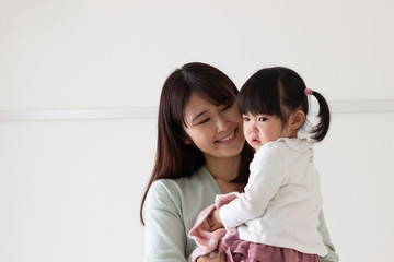 親子　子供　泣き顔