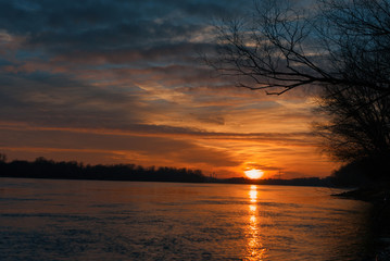 Fototapeta na wymiar Zachód słońca nad rzeką Wisłą