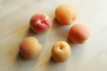 Naklejka na ściany i meble France, Abricot, Fruit d' été sur fond uni