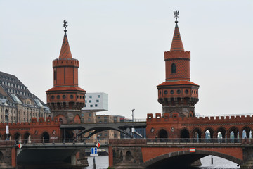 Fototapeta na wymiar oberbraumbruke bridge in Berlin on the spree river