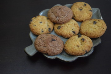 Strawberry smoothie with chocolate chip cookies