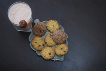 Strawberry smoothie with chocolate chip cookies