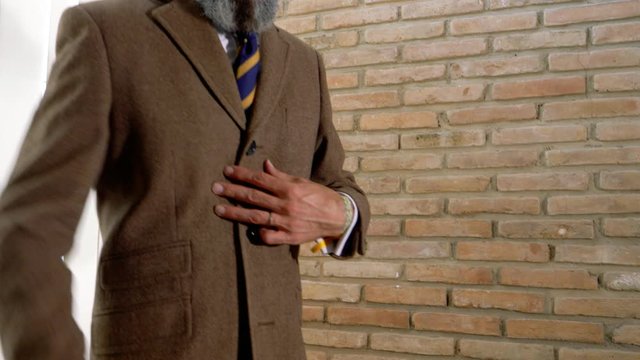 man showing a brown three-quarter coat. side pockets