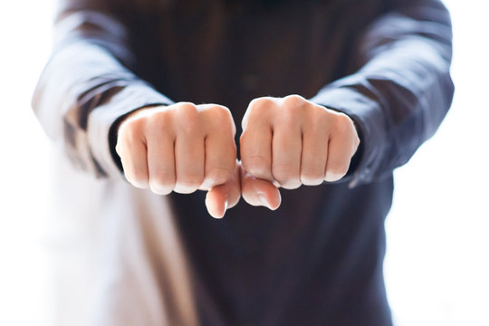 W&auml;hle eine Hand. Person zeigt H&auml;nde, die etwas verstecken 