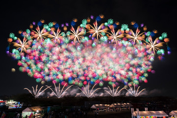 花火大会。日本の夏のコンセプト。