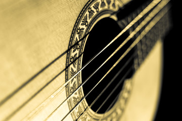 Obraz premium Primer plano Guitarra española flamenca, tonos cálidos, con sombras.