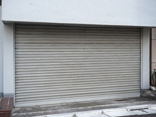 シャッターが閉まった店舗