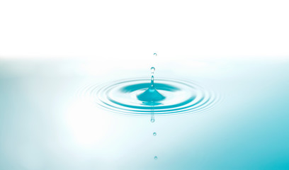 The water droplets that drop on the water are wave spread.