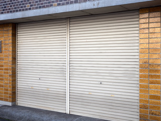 シャッターが閉まった店舗