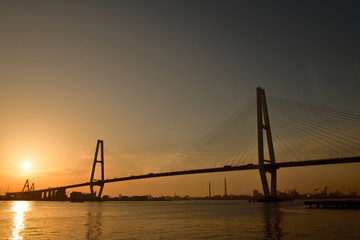 Fototapeta na wymiar 名港中央大橋からの日の出