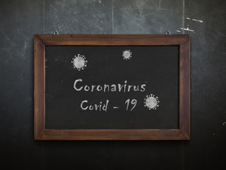 Coronavirus spiegato ai bambini, quarantena durante il covid-19 scritto con gesso su lavagna in aula.