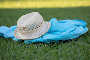 Sombrero de paja sobre la hierba.
