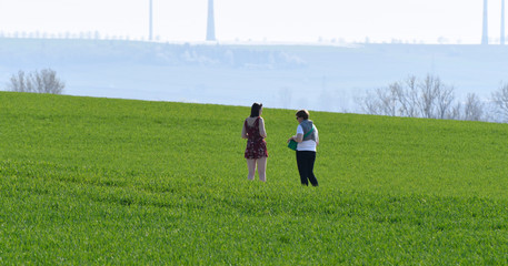 zwei frauen stehen auf einem feld