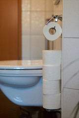Toilettenpapier Stapel Toilettenpapier horten mit Hamsterkäufen Klopapier