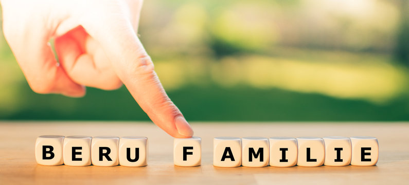 Beruf oder Familie? Hand schiebt den Buchstaben F vom Wort Beruf zum Wort Familie.