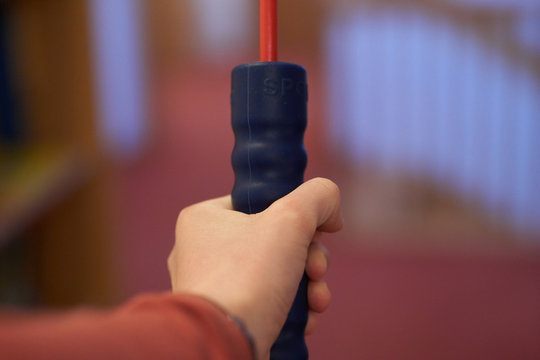 Schwingstab zum Sport machen zuhause in der Hand