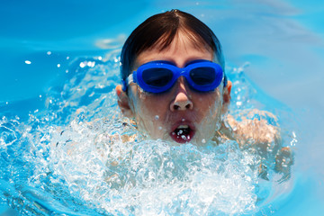 Fototapeta premium Face swimmer athlete in glasses closeup in drops of water