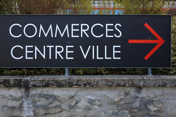 Panneau indiquant le sens des commerces et du centre-ville. Saint-Gervais-les-Bains. Haute-Savoie. France.