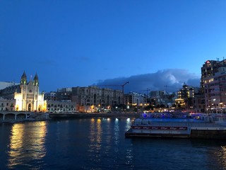 Naklejka premium Panorama St Julian mit grosser Wolke im Hintergrund