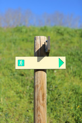 Poteau pour l'indication d'un sentier de randonnée. (nu). Saint-Gervais-les-Bains. Haute-Savoie. France.